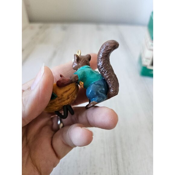 Enesco Xmas cookout squirrel grill ornament vintage in a nutshell second 1989 - Picture 7 of 10